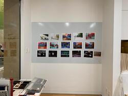 ホワイトボードに貼られた作品