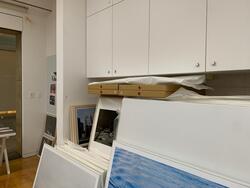 笹岡さんの自宅から運び込まれた大量の作品