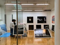 作品を鑑賞する来館者と笹岡さん