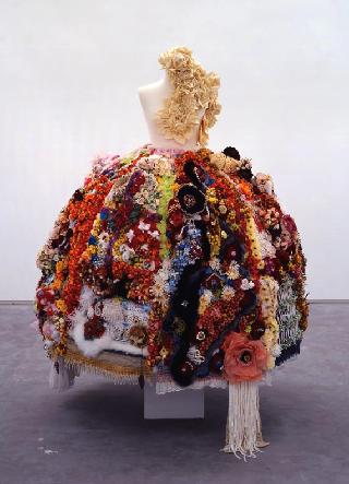 画像　村山留里子氏作品「愛のドレス 2004年」