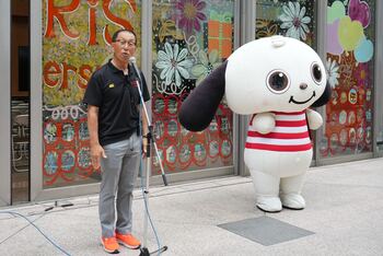 深津委員長が挨拶をする写真
