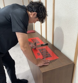 菊地選手にサインを書いていただいている写真