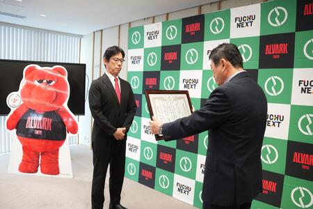 賞状を授与する高野市長
