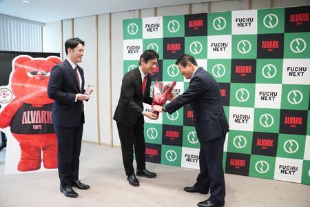 花束を贈呈する高野市長
