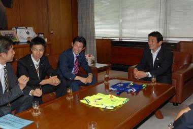 画像　（左から）中村副理事長、谷本監督、皆本選手、高野市長