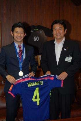 画像　日本代表のユニフォームを持つ皆本選手と高野市長