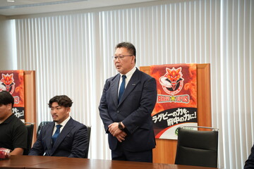 薫田社長が挨拶をする写真