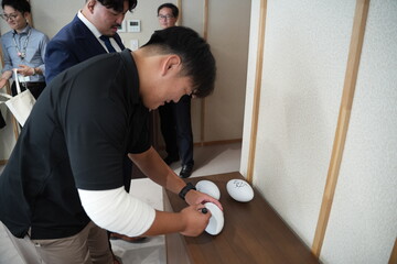 小鍜治悠太選手がサインをする写真