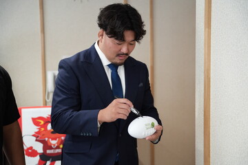 木村星南選手がサインをする写真