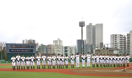 読売ジャイアンツ女子チームが整列をしている写真
