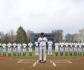隠善智也監督がご挨拶を行う写真