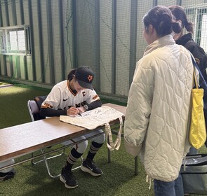 サインを書く中江選手