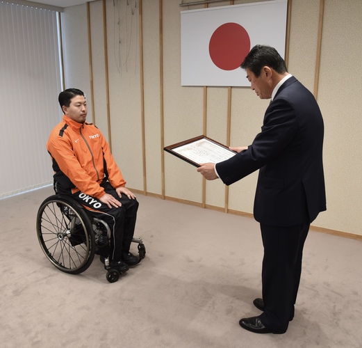 高野市長が諸岡さんに賞状を授与している写真