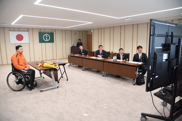 出席者が動画を見ている写真