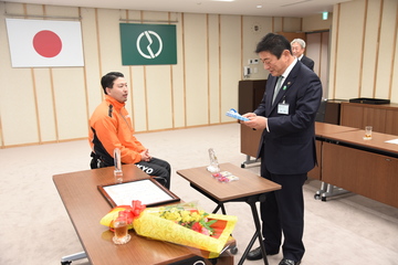 高野市長が諸岡さんのメダルを見ている写真