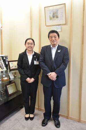 青山さんと高野市長の写真