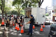 地震体験（起震車）の様子