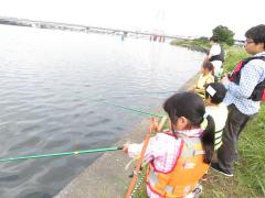 多摩川河口での釣り体験の様子