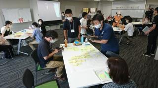 画像　オンライン参加者へ実況配信している様子