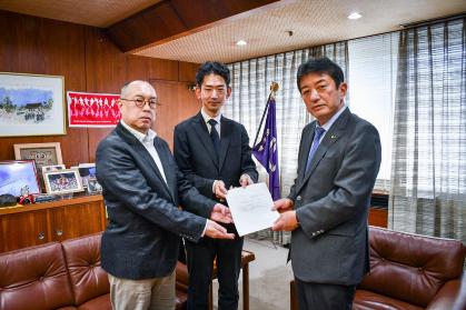 答申の様子　右から　高野市長、廣瀬会長、森田副会長