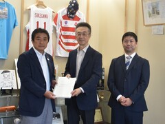 副会長より高野市長に答申書を手渡している写真