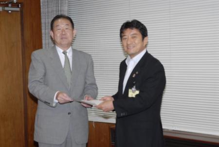 画像　市長に答申書を提出する会長
