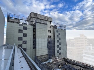 東庁舎の外部足場と防音パネル設置の写真