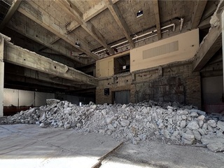 東庁舎の解体材を搬出する動線確保のため、建物内部の解体の写真