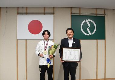 A sports honor award of Fuchu city people is conferred on Mr. Kubo satsudai, picture