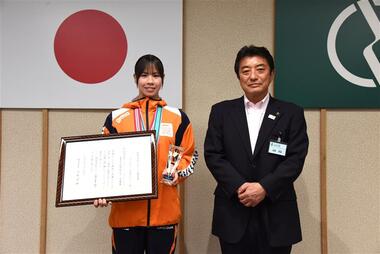 ワーナー恵来マリーさんに府中市民スポーツ優秀賞を贈りましたの画像
