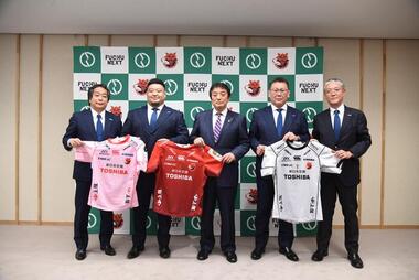 東芝ブレイブルーパス東京がシーズン開幕挨拶で市長を表敬訪問の写真