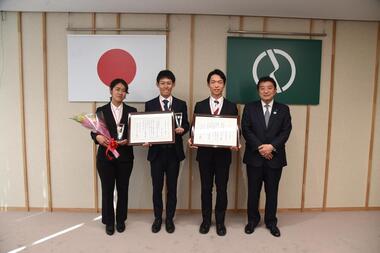 東京農工大学馬術部及び河内悠太さんに府中市民スポーツ優秀賞を授与の写真
