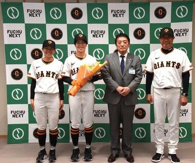 読売ジャイアンツ女子チームがシーズン終了報告のため市長を表敬訪問の写真
