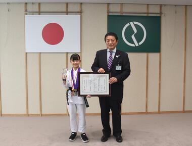 石川　瑚子さんに府中市民スポーツ優秀賞を贈りましたの写真