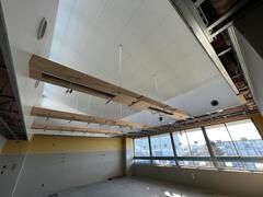 校舎棟3Ｆ教室天井木パネル施工状況写真
