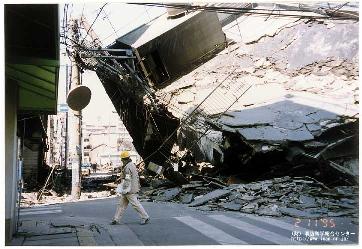 画像　道路をふさぐ倒壊した建築物