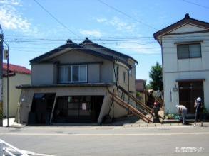 画像　地震による住宅の倒壊