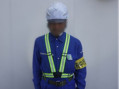 「府中市受託業者」の腕章を身につけている現場代表者のイメージ