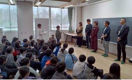 児童からクリエイターへ言葉を伝えている写真