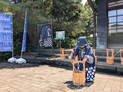 土の森博物館での打ち水体験の様子の写真