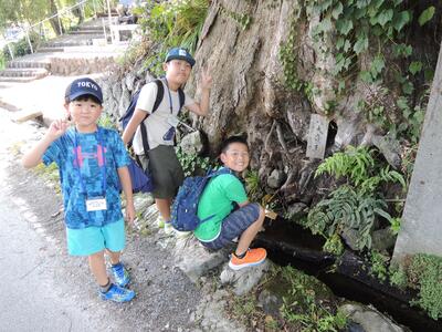 夏休み親子かんきょう塾バス見学として山梨県都留市の湧水群を訪問した様子
