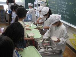（配膳の様子1）
