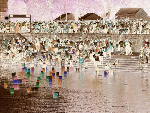 カラーを反転させた水場の写真