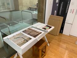 机に並べられた作品