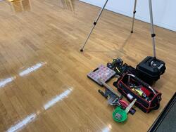 床に置かれたカメラの三脚と工具箱