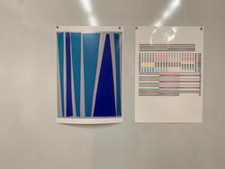 ホワイトボードに貼られた作品