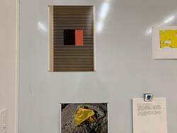 ホワイドボードに貼られている写真