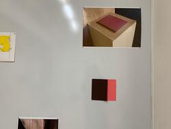 ホワイトボードに貼られた写真