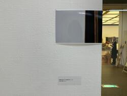 壁に貼られた写真とキャプション