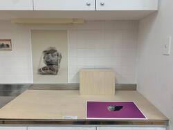 水場に貼られた写真と置かれている写真